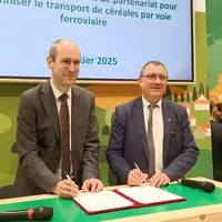 Matthieu Chabanel (à gauche), président-directeur général de SNCF Réseau, et Benoît Piètrement, président d’Intercéréales, lors de la signature, mardi
