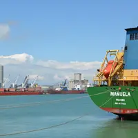 Navire à quai sur le port de La Rochelle.