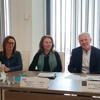 Cécile Ricchiardi (à gauche), présidente du conseil de surveillance, Sandrine Gourlet, présidente du directoire, et Francis Grimaud, président de l'Un
