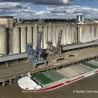 Port et bateau au port de Nantes Saint-Nazaire