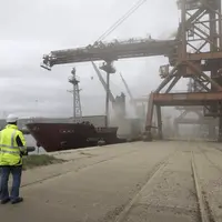Chargement de 6 000 t d'orge dans un bateau sur le terminal Sénalia du port de Rouen