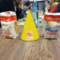 Deux paquets de farine de la marque Francine posés sur un table pendant le Salon international de l'agriculture SIA 2025.