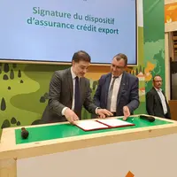 Laurent Saint Martin, ministre délégué au Commerce extérieur (à gauche), et Benoît Piètrement, président d'Intercéréales, lors de la signature du disp