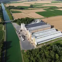 Silo de Moislains d'Unéal, bord à quai du canal du Nord.