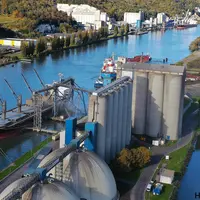 Installations portuaires à Rouen, avec un navire à quai.