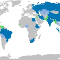 La nouvelle carte mondiale du bloc des pays Brics + ou aspirants, d’une manière ou d’une autre, à le rejoindre. Légende : en bleu foncé, les membres ;