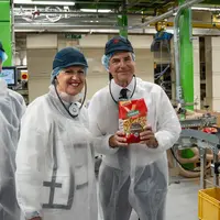 Annie Genevard, ministre de l'Agriculture, et Albert Mathieu, président-directeur général de Panzani, lors d'une visite de l'usine de Marseille.