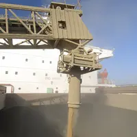 Chargement de blé sur un bateau à destination du Moyen-Orient.
