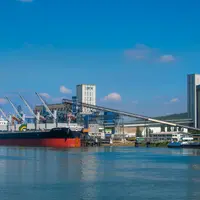 Navire à quai, devant silos portuaires Sénalia, au port de Rouen.