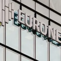 Logo Euronext sur la façade d'un bâtiment.