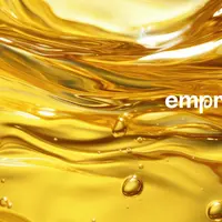 Le logo "empreinte by Saipol" sur une image en arrière plan d'une huile végétale en gros plan.