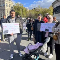 Manifestants tunisiens avec pancartes réclamant la fermeture des usines de phosphate à Gabès à Paris le 26 octobre 2025.