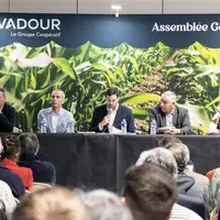 Tribune avec dirigeants du groupe coopératif Vivadour lors de l'assemblée générale 2025.