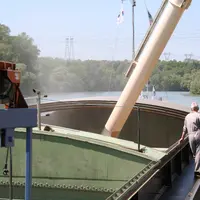 Photo d'un chargement de blé sur une péniche sur la Seine.