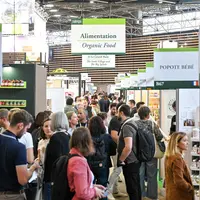 Visiteurs dans les allées du salon Natexpo 2024.