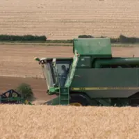 photo d'une moissonneuse dans un champ de céréales.