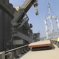 Chargement de blé sur un bateau dans le port de Rouen par Sénalia.