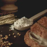 Photo pain, farine, épi et grains de blé