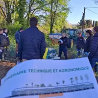 Personnes débout dans un champ.