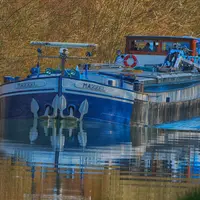 péniche sur l'eau