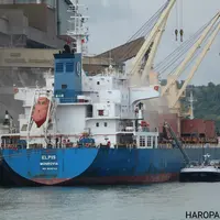 Le ELPIS venu charger 30000 tonnes d'orge fourragere a destination du Mexique sur la presqu'ile Elie.
