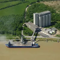 Navire à quai, devant le silo portuaire de Sica Atlantique à Tonnay-Charente.
