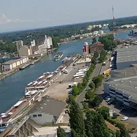 Le Rhin canalisé dans la zone industrielle de Strasbourg et en période de pleines eaux.