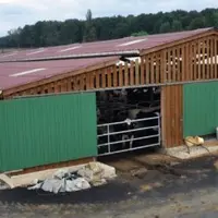 Le premier bâtiment Stabeco construit en France, au Gaec Landat-Marescassier
(Dordogne), est composé d’un bi-pente et d’un mono-pente abritant trois