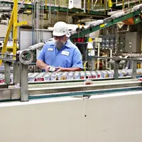 Ligne de production de la gamme Carnation dans l'usine de transformation de produits laitiers Nestlé à Modesto en Californie.