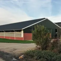 Les stabulations sont bien ouvertes sur les côtés, avec des filets brise-vent, même dans ces régions très au Nord.