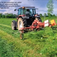 Pour le fanage, les agriculteurs les plus économes ont utilisé
une largeur de travail importante, un avancement rapide,
un régime moteur plus lent (