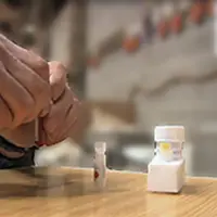 Un test coûte 15,50 euros. Il faut environ 45 minutes pour obtenir le résultat.