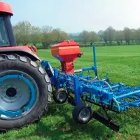 TOUT EN INSTALLANT LA NOUVELLE FLORE, il faut continuer d’exploiter
la parcelle pour maintenir un accès à la lumière au jeune semis.