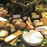122 % des éleveurs de lait 
de vaches produisent du lait sous au moins un cahier des charges AOP-AOC. 9,6 % de la collecte française est sous AOC.