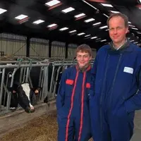DOMINIQUE NOËL ET SON FILS QUENTIN. « La conduite
en lots nous permet de mieux surveiller les vaches
et de cibler certaines pratiques seulement sur