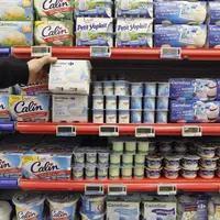 rayon de supermarché produits laitiers