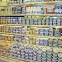 rayon de supermarché produits laitiers frais