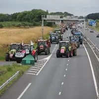 Les manifestations se poursuivent dans plusieurs régions de France. Le Président de la République, François Hollande, a rencontré des éleveurs le 23 j