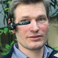 UN SIMPLE GESTE DE LA MAIN
près de l’oreille suffit
à éveiller les lunettes
« intelligentes » connectées
à un ordinateur
ou un smartphone.