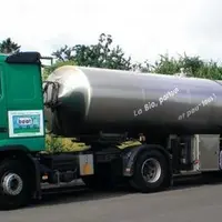 Collecte de lait biologique en France.