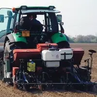 LE SEMOIR EST ÉQUIPÉ
D’UN SYSTÈME DE
PULVÉRISATION sur
le rang au semis.
Le dispositif comporte
un débit proportionnel
à l’avancement pour
appl