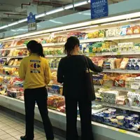 DANS UN SUPERMARCHÉ À SHANGHAI. Les Chinois qui en ont les moyens préfèrent
se payer des produits laitiers étrangers.