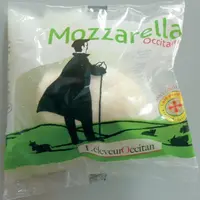 La mozzarella, présentée en 
boules de 125 g, et le cantal au lait cru sont vendus sous la marque L’éleveur occitan, nom déposé par le GIE de la chât