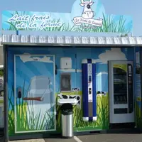 Un distributeur de lait de marque DF Italia, installé en Bretagne, sur un parking de zone commerciale.