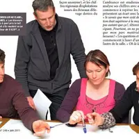 MICHEL BETTON, CONSEILLER AU CLASEL,
APPUIE LES STAGIAIRES. « Les éleveurs
savent désormais à quel prix le lait
doit leur être payé s’ils veulent s