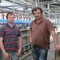 Bob Hovenden (à droite) et Simon Cantwel son salarié. « J'ai acheté 20 hectares de prairies proche de mon exploitation l'année dernière pour un montan