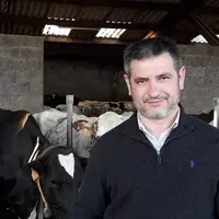 Patrice Lamy. « Pendant mes week-ends et les vacances, mon voisin gère les alertes robot et mon père soigne mon troupeau. » © DR