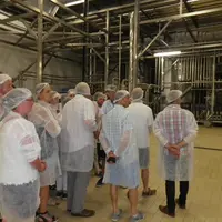 Maîtres Laitiers du Cotentin collecte 439 millions de litres de lait et détient 5 sites industriels. Ici, une visite de l’usine de Méautis. © Maîtres