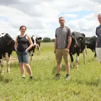 Gaëlle et Olivier Plantard, et Philippe Marchand. « Nous voulons maintenir nos annuités autour de 60 euros pour 1000 litres, quitte à repousser des in