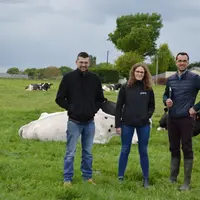 Dimitri Viel, à gauche, éleveur à Saint Didier (35).  " On se fixe des objectifs et avec la GTE on voit bien si on est dans la course pour les atteind